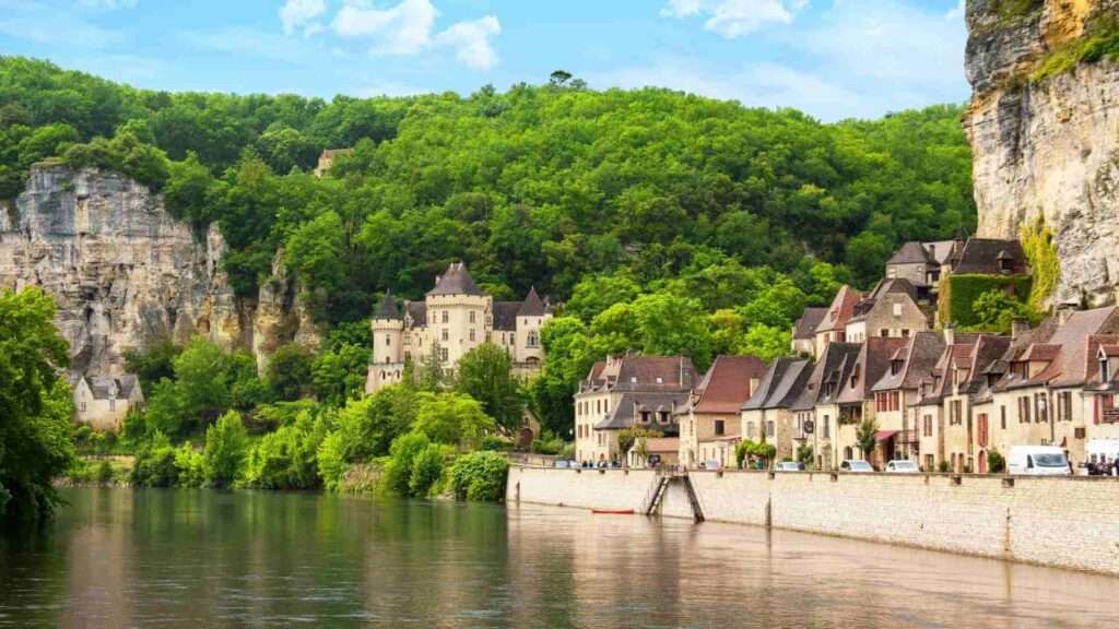 a Roque-Gageac is a commune in the Dordogne department in Nouvelle-Aquitaine, southwestern France. Perched above the river Dordogne, the village is a member of the association Les Plus Beaux Villages de France.